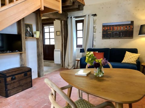 TV and multimedia, Living room, Seating area, Dining area