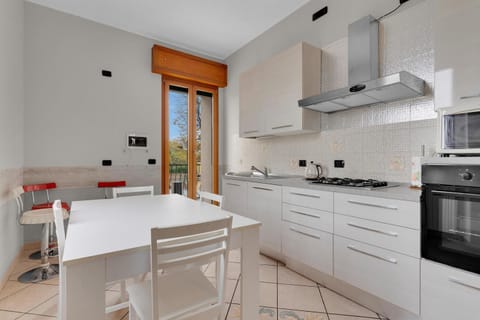 Kitchen or kitchenette, Dining area, oven, stove