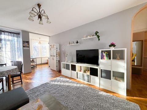 Communal lounge/ TV room, TV and multimedia, Living room, Seating area, Dining area, Evening entertainment