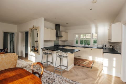 Badgemore Cottage House in Henley-on-Thames