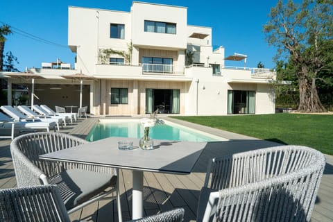 Property building, Swimming pool, sunbed