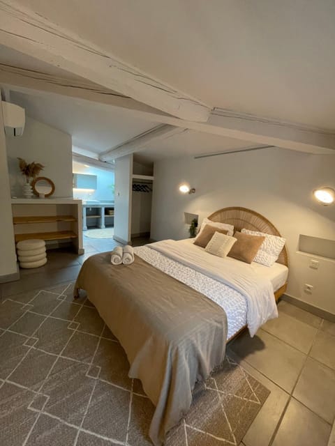 Bed, Photo of the whole room, Bedroom