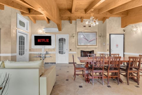 TV and multimedia, Kitchen or kitchenette, Living room, Dining area