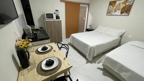 Bed, TV and multimedia, Kitchen or kitchenette, Photo of the whole room, Bedroom