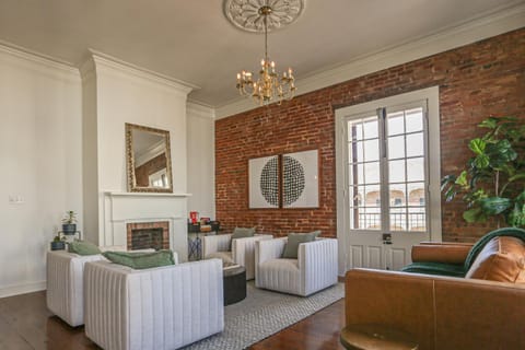 Paradise Loft, 3 Bedroom King Beds, Heart of Downtown, Full Kitchen & Wet Bar, Streaming TV Apartment in Natchez