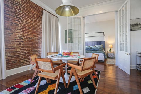 Paradise Loft, 3 Bedroom King Beds, Heart of Downtown, Full Kitchen & Wet Bar, Streaming TV Apartment in Natchez