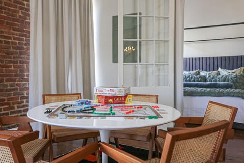 Paradise Loft, 3 Bedroom King Beds, Heart of Downtown, Full Kitchen & Wet Bar, Streaming TV Apartment in Natchez