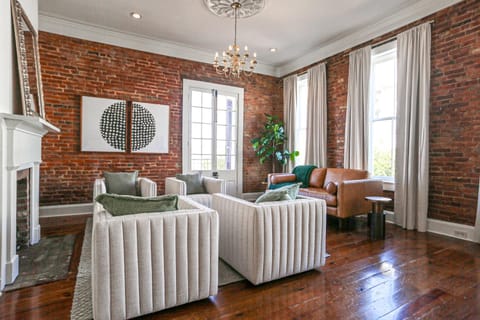 Paradise Loft, 3 Bedroom King Beds, Heart of Downtown, Full Kitchen & Wet Bar, Streaming TV Apartment in Natchez