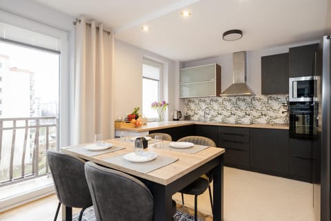 Kitchen or kitchenette, Dining area, stove