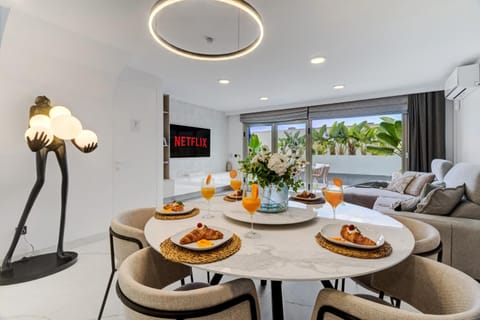 TV and multimedia, Living room, Food and drinks, Seating area, Dining area, Food