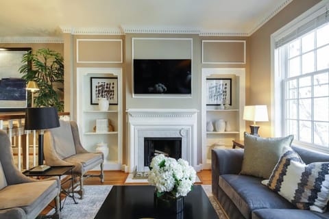 TV and multimedia, Living room, Seating area, Evening entertainment