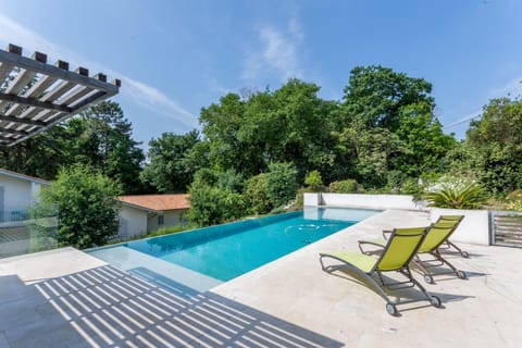 Swimming pool, sunbed