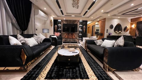 Communal lounge/ TV room, TV and multimedia, Living room, Seating area, Evening entertainment