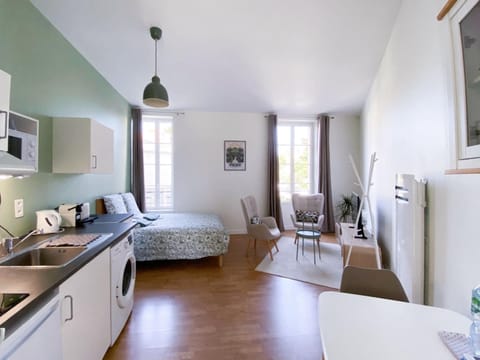 Bed, TV and multimedia, Living room, Photo of the whole room, Dining area