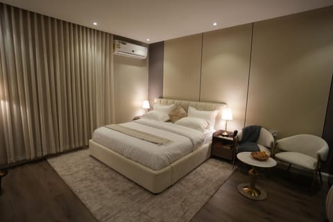 Bed, Photo of the whole room, Seating area, Bedroom, air conditioner