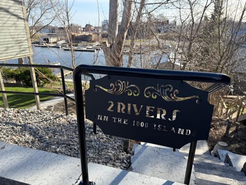 2 Rivers Inn The Thousand Islands - LUXURY WATERFRONT SUITE & WALKOUT Inn in Gananoque