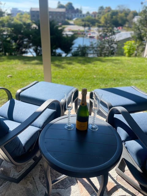 2 Rivers Inn The Thousand Islands - LUXURY WATERFRONT SUITE & WALKOUT Inn in Gananoque