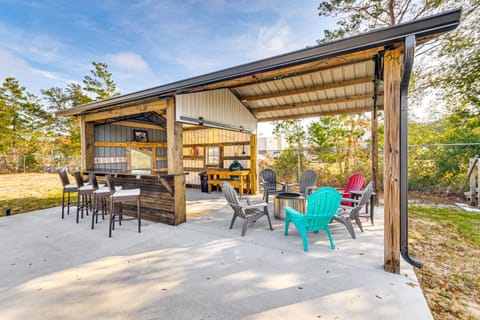Outdoor Bar and Fire Pit Navarre Getaway! House in Alabama