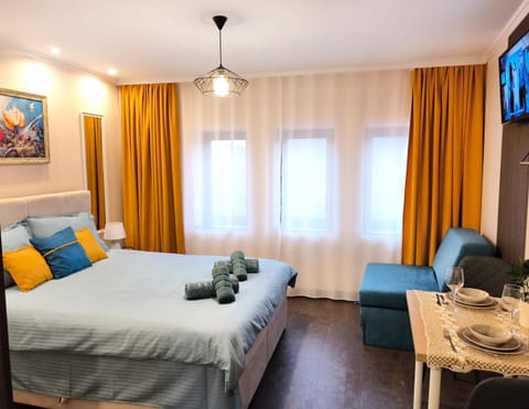 Bed, TV and multimedia, Living room, Photo of the whole room, Bedroom, air conditioner