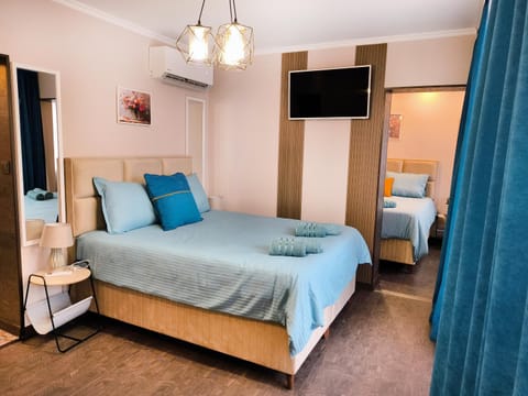 Communal lounge/ TV room, Bed, TV and multimedia, Photo of the whole room, Bedroom, towels, air conditioner