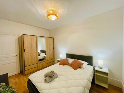 Bed, Photo of the whole room, Bedroom, towels
