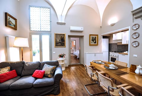 Living room, Dining area, Inner courtyard view