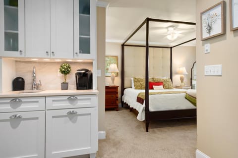 Bed, Kitchen or kitchenette, Bedroom