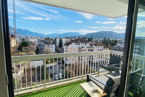Patio, Natural landscape, View (from property/room), Balcony/Terrace, Balcony/Terrace, Seating area, City view, Lake view, Mountain view