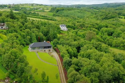 Property building, Day, Natural landscape, Bird's eye view, Mountain view