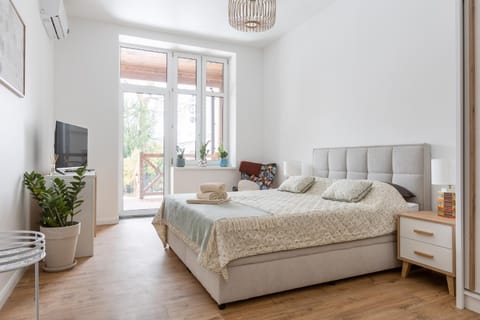 Bed, TV and multimedia, Living room, Photo of the whole room, Seating area, Bedroom, towels
