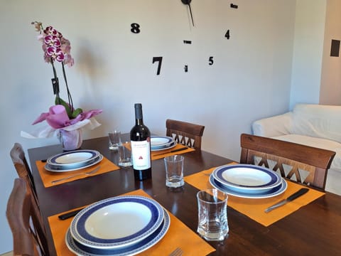 Photo of the whole room, Dining area