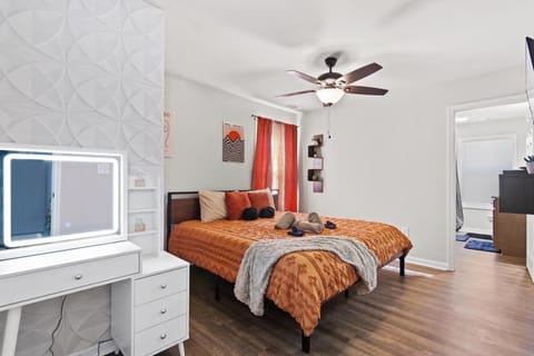 Bed, TV and multimedia, Photo of the whole room, Bedroom