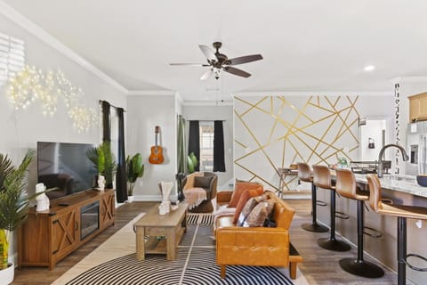 TV and multimedia, Living room, Seating area, Dining area