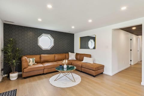 Charming 3-Bedroom - Hot Tub & Game Room House in Vermilion