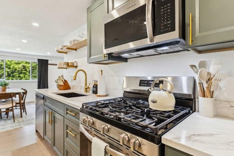 Charming 3-Bedroom - Hot Tub & Game Room House in Vermilion