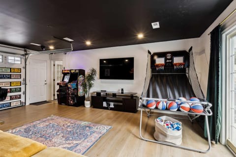 Charming 3-Bedroom - Hot Tub & Game Room House in Vermilion