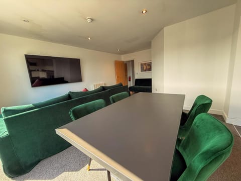 TV and multimedia, Living room, Seating area, Dining area
