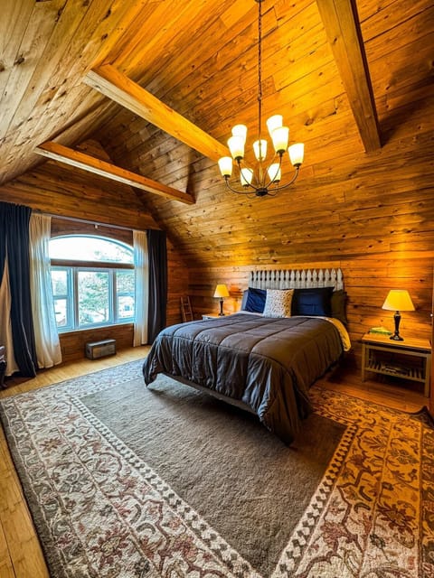 THE LOFT 3 level urban cabin with a HUGE patio! Cabin in Minnesota