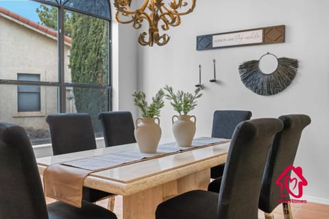 Chic Townhome Tranquility - An Irvie Home House in Albuquerque