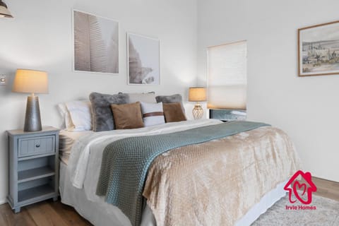 Chic Townhome Tranquility - An Irvie Home House in Albuquerque