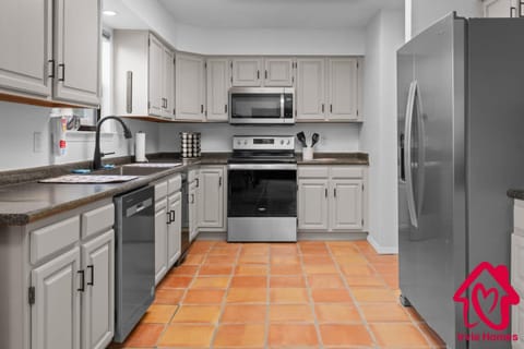 Chic Townhome Tranquility - An Irvie Home House in Albuquerque