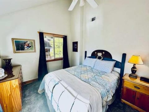 Stay in Yosemite-Cozy Bear North-Sleeps 5 House in Yosemite Park Way