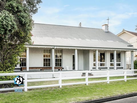 Property building, Patio, Location, Quiet street view, Parking