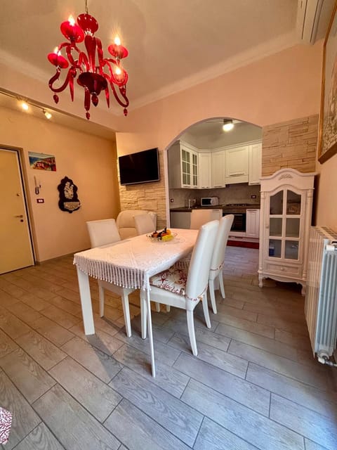 Communal lounge/ TV room, TV and multimedia, Living room, Seating area, Dining area