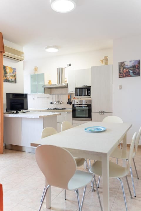 Kitchen or kitchenette, Living room, Seating area, Dining area, oven, stove