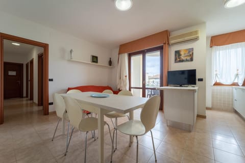 Communal lounge/ TV room, TV and multimedia, Kitchen or kitchenette, Living room, Seating area, Dining area, Evening entertainment, air conditioner