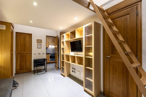 TV and multimedia, Kitchen or kitchenette, Living room, Photo of the whole room, Seating area