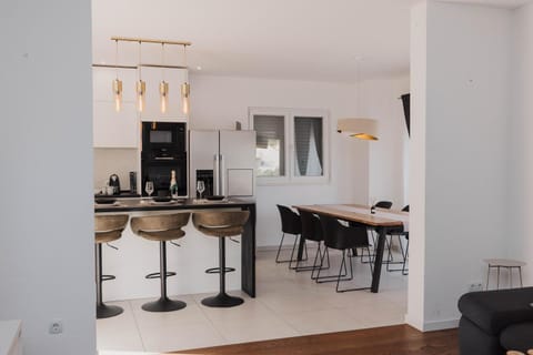 Kitchen or kitchenette, Dining area