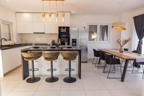 Kitchen or kitchenette, Dining area, oven