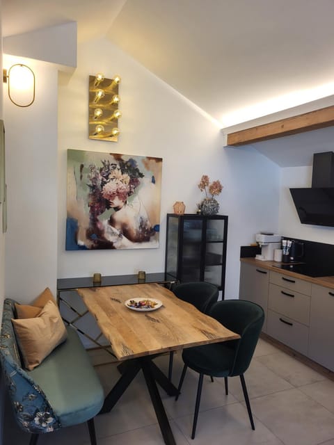 Seating area, Dining area